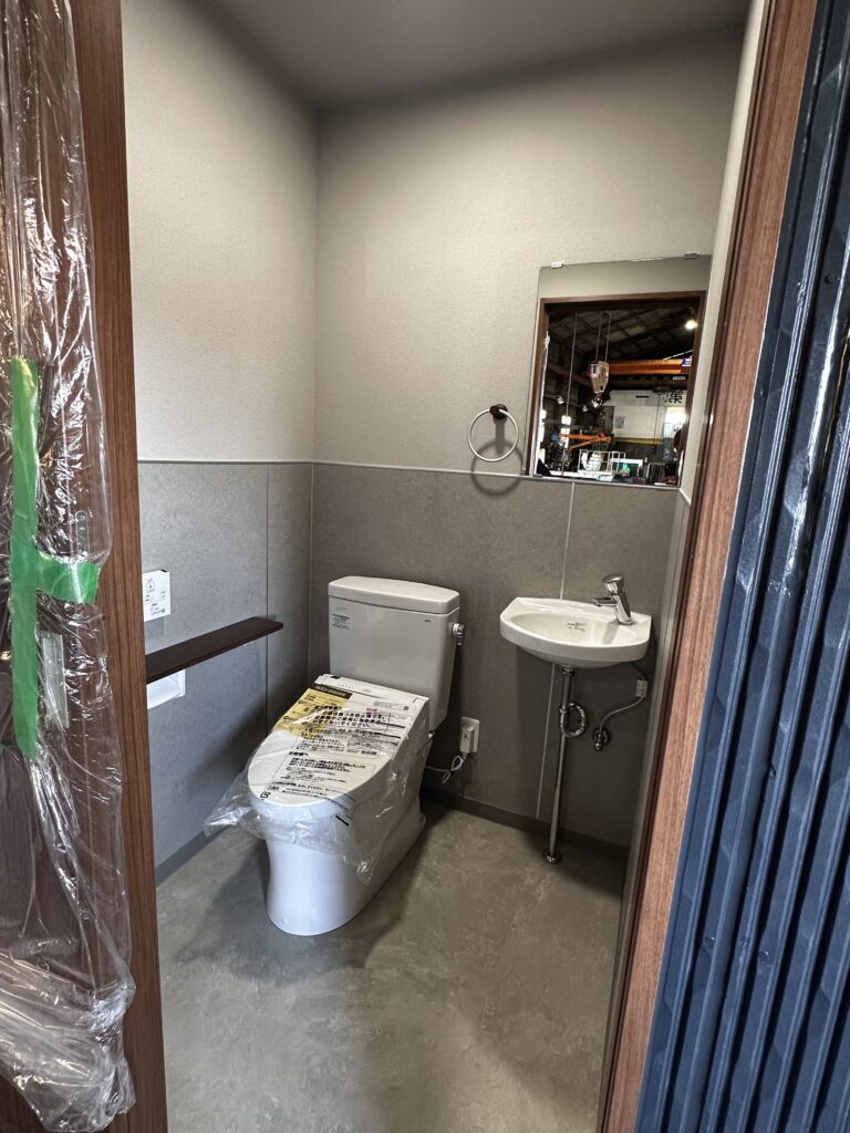 こちらもまだ養生は付いていますが、落ち着き過ぎず丁度良い感じに仕上がっていると思います。鏡もあり身だしなみのチェックや前髪の決まり具合も確認できますよ♪