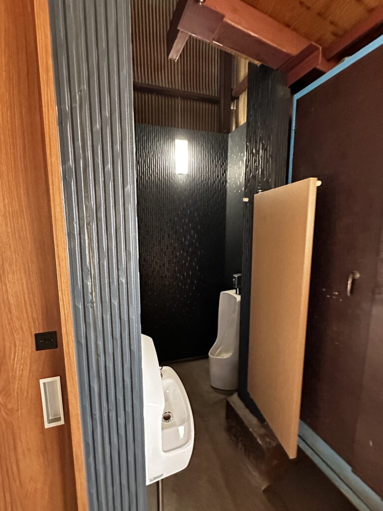 こちらが新・男性小用の内部です。少し狭そうに見えるかと思いますが意外と丁度良いスペースで、違和感なく使えます。一番角なのでスイングドアの隙間からも見えることなく安心の空間になりました♪