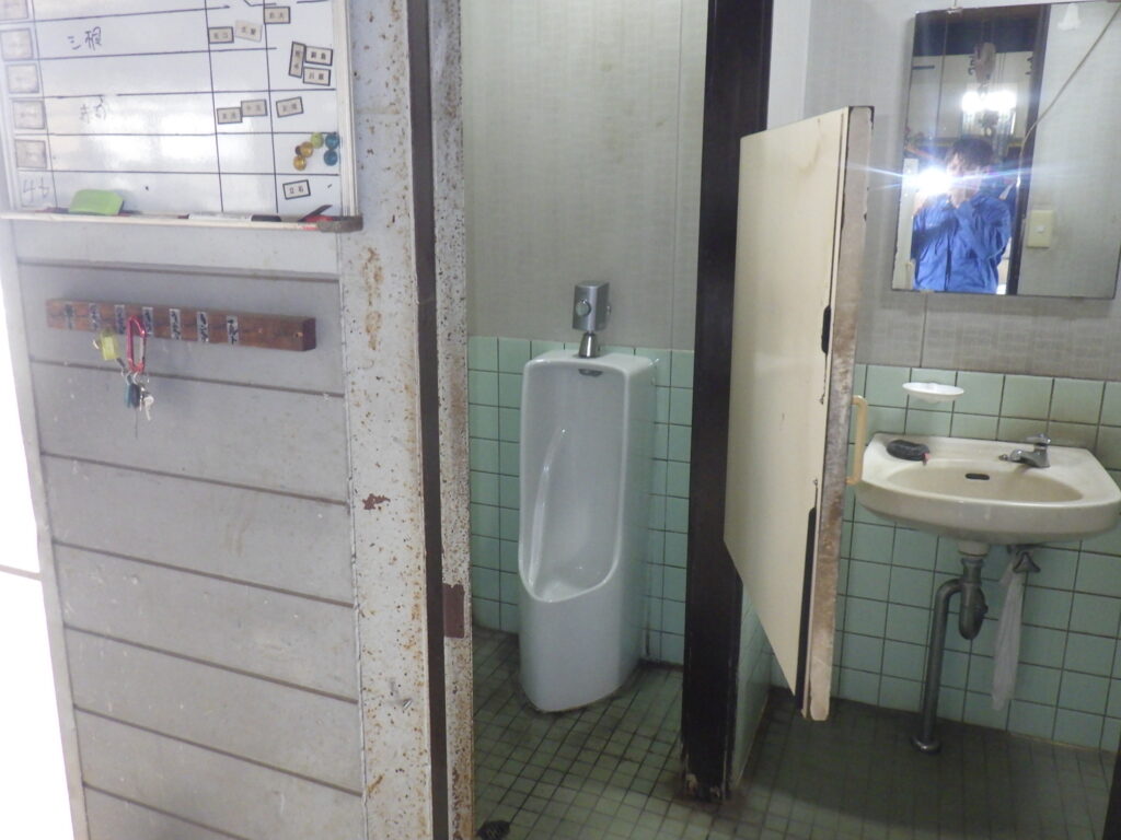 これまでの男性小用トイレです。まだ何とか許容範囲内ですかね?(汗)