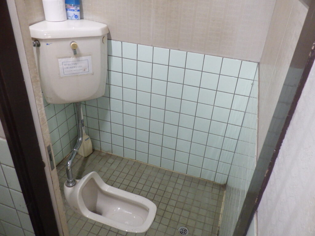 元の男女共用和式トイレです。ありえないですよね。入って左側に手摺りは付いていますが、男女共用な上に防音等も全くなされていませんでした。これでは働きやすい環境とは真逆ですよね。