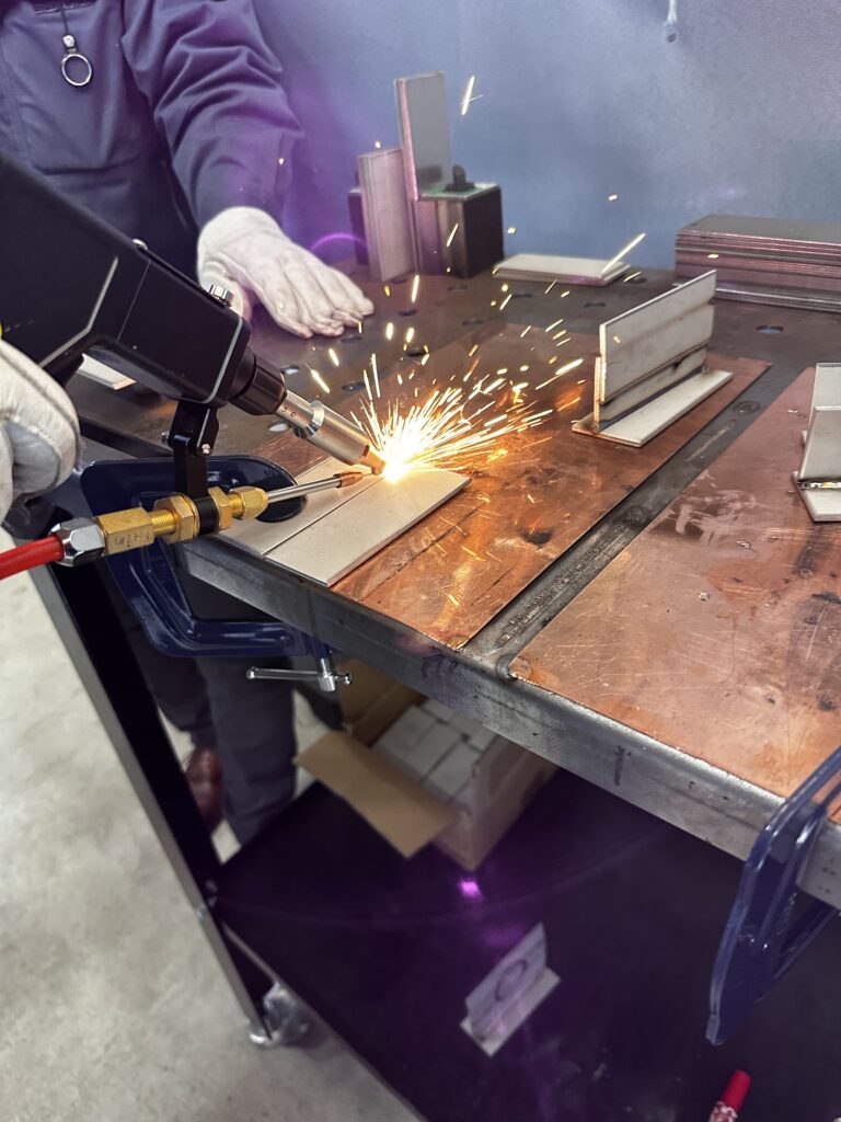 体験会で実際に使用してみたファイバーレーザー溶接機の写真です。早く欲しい！(笑)