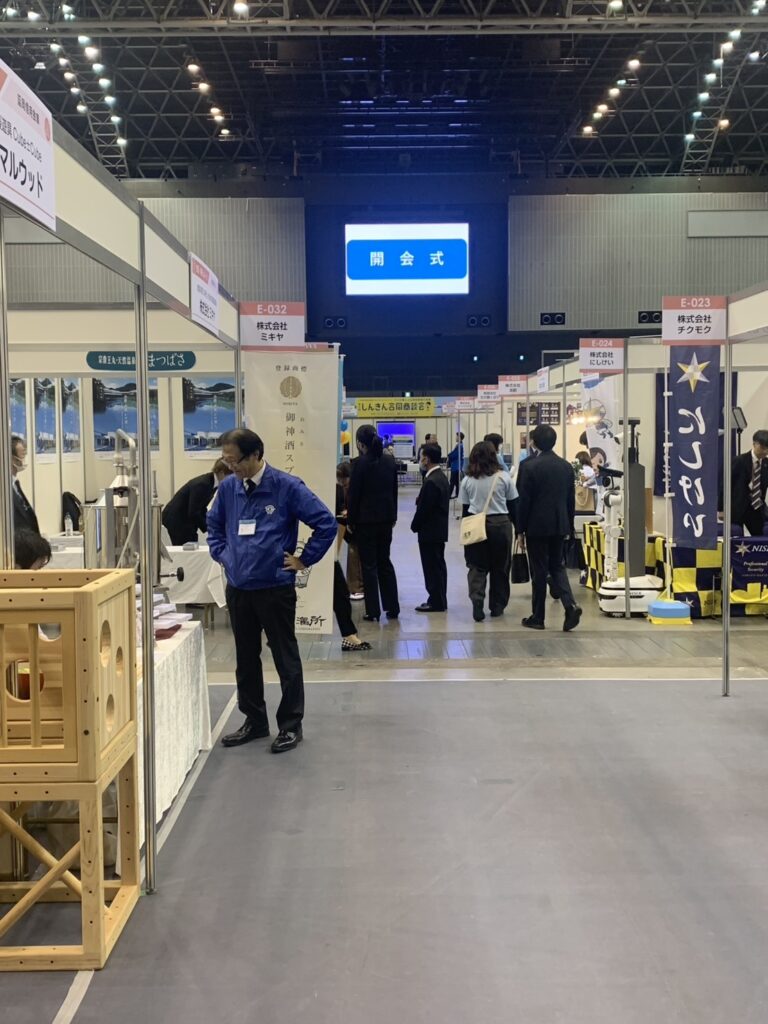 これは開会式の時の会場の様子です。開会式は会場入り口付近で行われていたため、全体的にまだ人が少ない準備段階のような写真です。この後から人がどんどん増えて活気に満ち溢れていました！