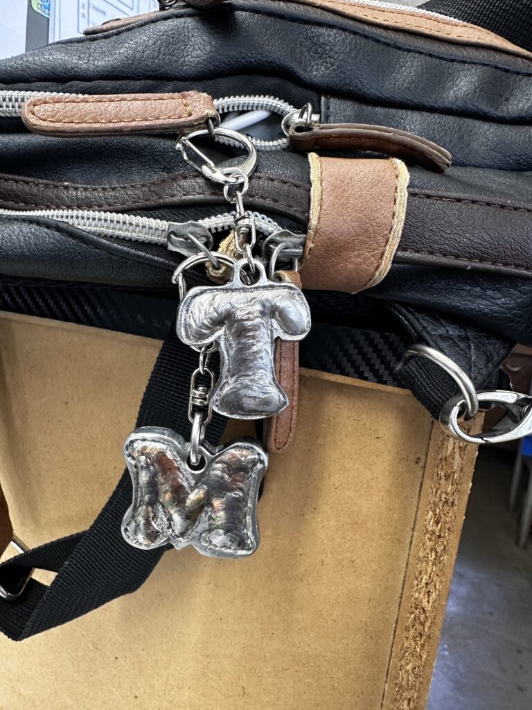 商談会用に(プレゼントとして)頑張って作成した、私がTIG溶接で書いた英字のキーホルダーです。私の普段使いのバッグに付けてみました。