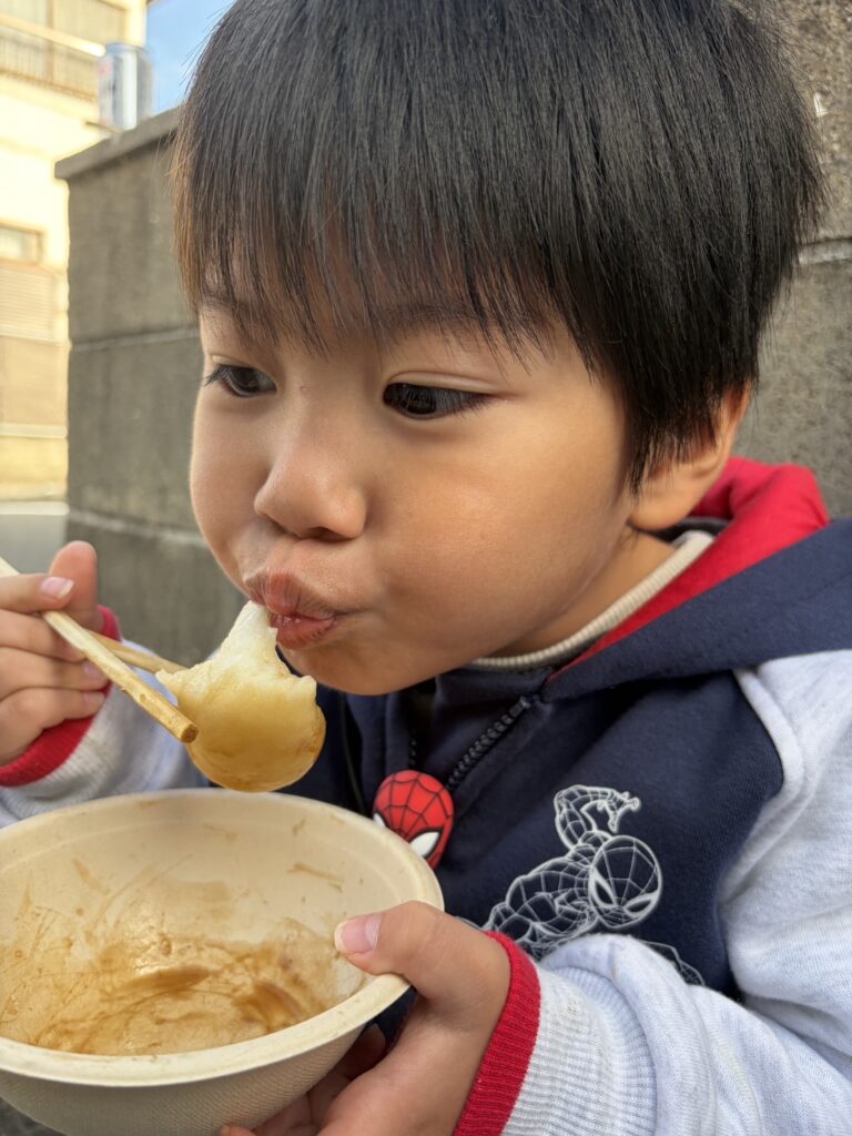 頑張って搗いたお餅を醬油で食べる我が子
