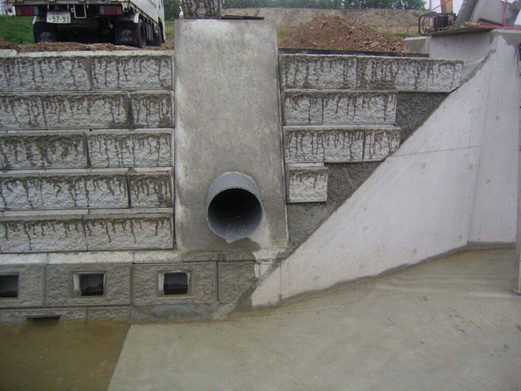 簡易ゲート着工前
塩ビ管が飛び出している