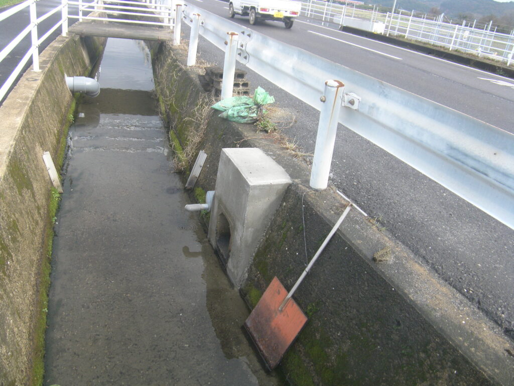 簡易ゲート着工前1
道路沿いの小さな川です