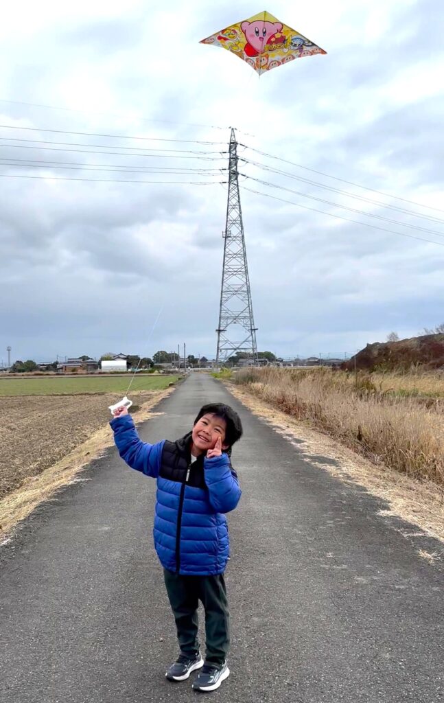 凧あげの練習でコツを得た息子のノールック凧あげポーズ付きの写真です♪