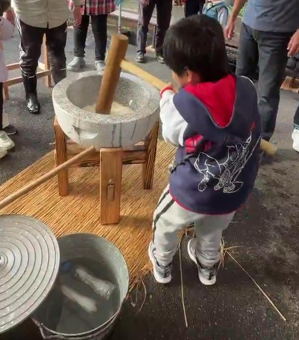 妻の地元で開催された餅つき大会で大きな杵を頑張って振り下ろす可愛い我が子(親ばかですみません)