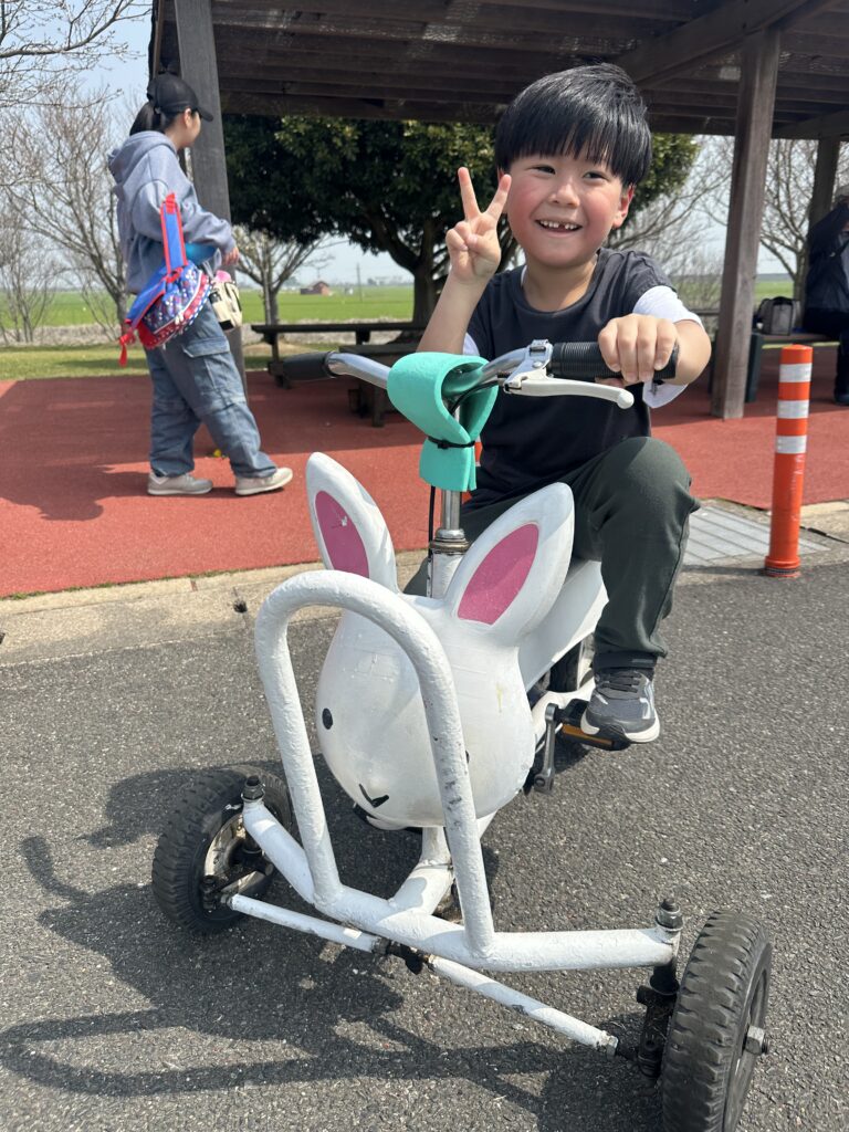 東与賀にある、干潟よか公園のレンタル自転車に乗っている写真です。いろんな変わった自転車に乗れて楽しいですよ。