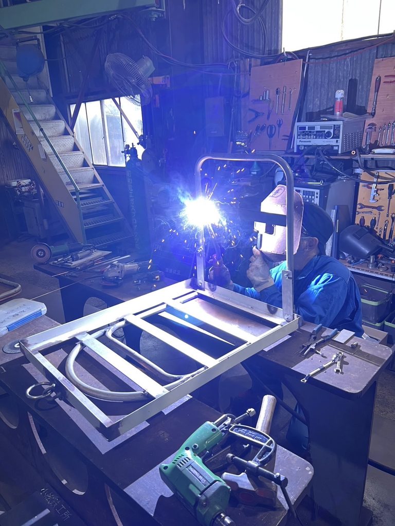いつぞやの河川清掃で活躍した台車の製作風景です