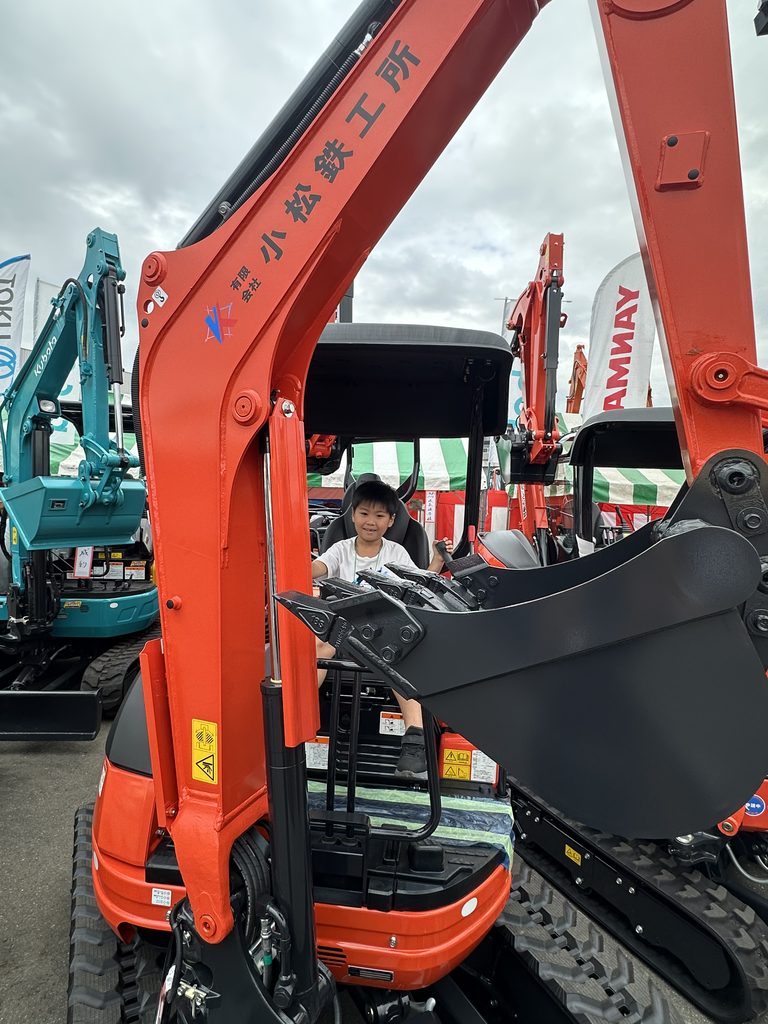 小松鉄工所ネーム入りバックホウ1