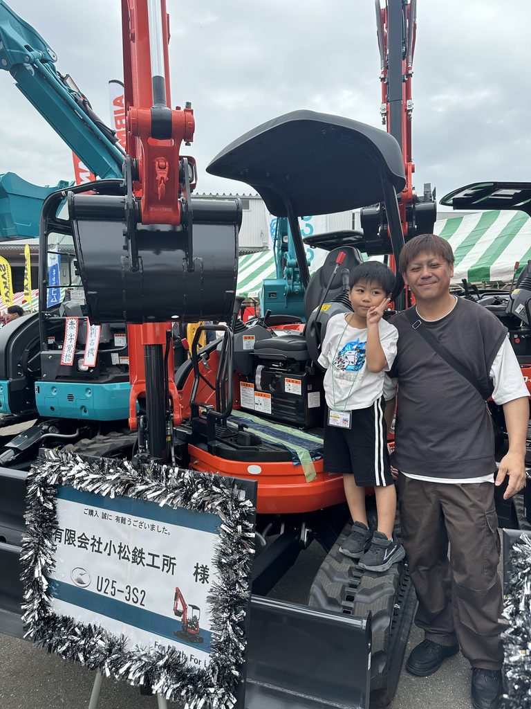 小松鉄工所ネーム入りバックホウ3
親子で新車と撮影